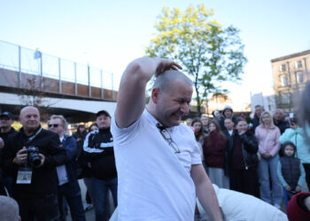 Prezydent Szymon Michałek ogolił głowę na chorzowskim Rynku. Chorzów dołączył do wielkiej akcji Łatwoganga