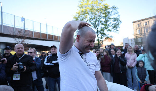 Prezydent Szymon Michałek ogolił głowę na chorzowskim Rynku. Chorzów dołączył do wielkiej akcji Łatwoganga