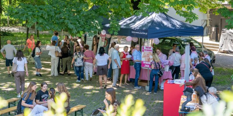 „Badamy nie tylko mamy” w Parku Hutniczym. Profilaktyka, rozmowy i troska o zdrowie
