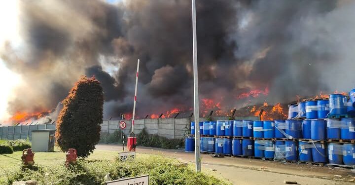 Pożar w PreZero opanowany. Stan na godz. 8:00: trwa dogaszanie pogorzeliska