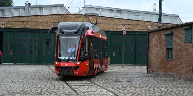 „Hanka” wyjedzie na śląskie tory. Nowe tramwaje zaprezentowano w Chorzowie