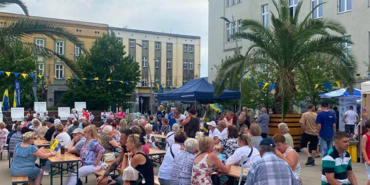 Żółto-modry Rynek i śląska atmosfera. Chorzów świętował Dziyń Ślōnskij Fany