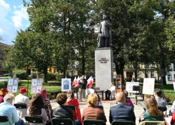Narodowe Czytanie w Chorzowie. „Dziady” zabrzmiały na placu Mickiewicza