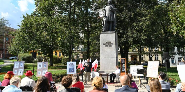 Narodowe Czytanie w Chorzowie. „Dziady” zabrzmiały na placu Mickiewicza